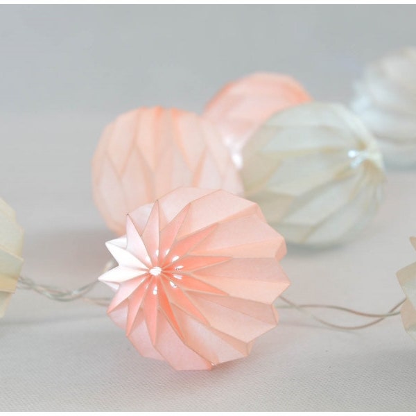 Guirlande lumineuse décorative 10 lanternes origami blanc et gris clair ou blanc et rose. Alimentation fournie