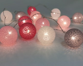 Lichtslinger van 20 witte of roze katoenen draadbollen met transformator en stopcontact