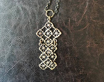 Pertti Sarpaneva para Kalevala Koru, collar colgante de bronce Pitsi hecho a mano coleccionable, años 60-70, Finlandia, modernista vintage