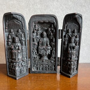 Trittico del Buddha, Reliquiario del Buddha pieghevole, Antico, Trittico in resina pieghevole modellata e intagliata, Trittico del Reliquiario da viaggio del Buddha, anni '30, Cina