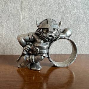 Viking Motive handgemachtes Sammlerstück Tinn-Per Norwegen Zinn Serviettenhalter , 1960er Jahre, Norwegen