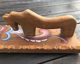 Tavola da mangano norvegese d'epoca fatta a mano, dipinto tradizionale norvegese su legno con manico a forma di cavallo, stile vichingo, Telemark Norvegia
