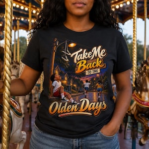 Puede incluir: Una camiseta negra con un estampado gráfico de niños jugando en un barrio residencial al atardecer. El diseño incluye una farola con zapatillas colgando y el texto "Take Me Back to the Olden Days" en una tipografía amarilla estilizada.