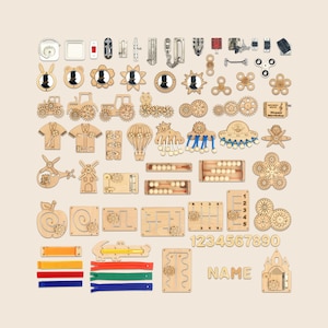 Peut inclure: Un ensemble de composants en bois pour planche sensorielle comprenant des loquets, des engrenages, des miroirs, des perles de boulier, des fermetures éclair et des formes comme un tracteur, une montgolfière et un hélicoptère. Inclut les chiffres 1 à 0.