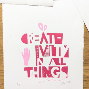 Impresión linográfica original Linograbado original Creatividad en todas las cosas Cita positiva Tipografía Rosa magenta