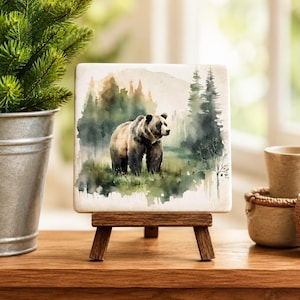 Letrero rústico de madera con forma de oso y caballete – Arte de oso en acuarela inspirado en la naturaleza / Decoración de pared de vida silvestre para cabaña, refugio o regalo para amantes de la naturaleza.