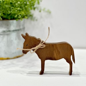 Wooden Donkey Figurine – Rustic Farmhouse Animal Decor, Country Tiered Tray Accent, Donkey Shelf Sitter with Jute Bow,Farm Animal Home Decor