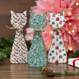 Retro Wooden Christmas Cat – 7” Holiday Shelf Sitter, Pink Red Green Cat Figurine, Farmhouse Retro Christmas Decor