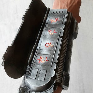 PREDATOR Gauntlet Left Hand Computer WEATHERED VERSION Gauntlet ForeArm Wrist Gauntlet Cosplay Prop,Finished(3D printed) with Led or no Led.