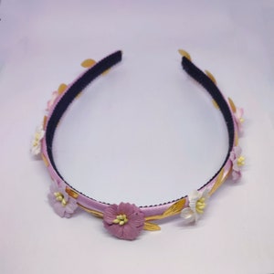 Diadema de flores rosas y doradas