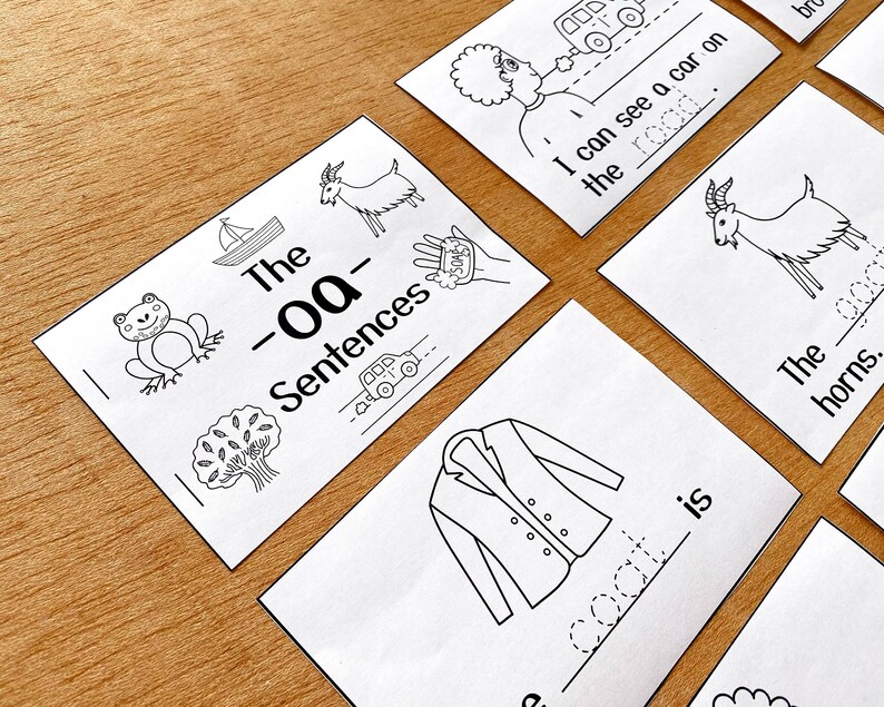 Może przedstawiać: Czarno-białe ilustracje na białych kartkach z tekstem "The -oo- Sentences". Ilustracje przedstawiają żabę, drzewo, ł&oacute;dź, kozę, samoch&oacute;d i kurtkę.