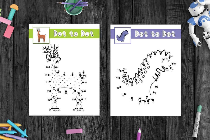 Op de afbeelding: Twee zwart-witte stippen-naar-stippen-activiteitsbladen. E&eacute;n blad toont een rendier, het andere een dinosaurus. Beide bladen hebben bovenaan de tekst "Stippen naar stippen" gedrukt.
