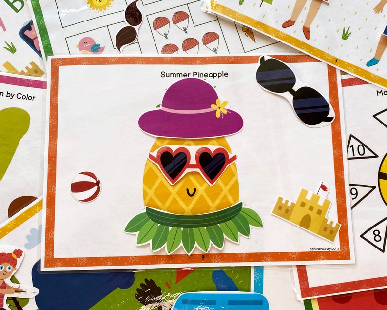 Puede incluir: Una actividad de pi&ntilde;a de verano imprimible para ni&ntilde;os. La pi&ntilde;a lleva gafas de sol, un sombrero y un collar de flores. La actividad incluye una pelota de playa, un castillo de arena y el texto "Summer Pineapple".