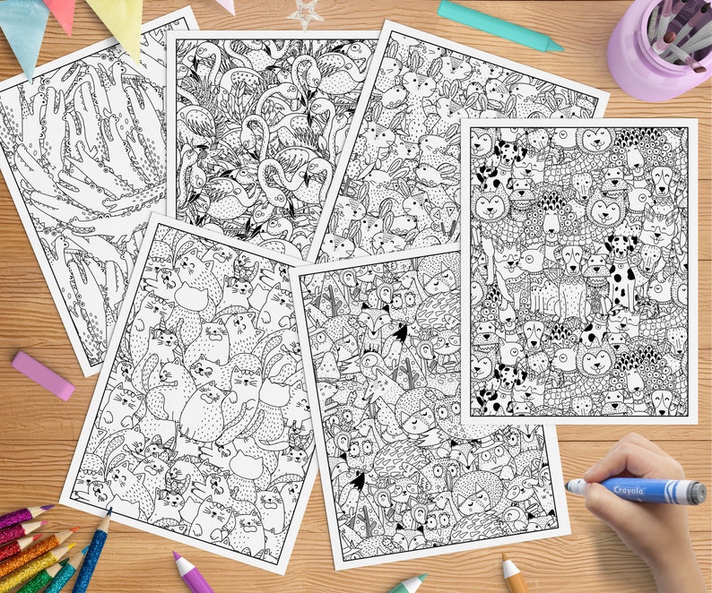 Op de afbeelding: Een set van zes zwart-wit kleurplaten met ingewikkelde illustraties van verschillende dieren, waaronder katten, honden, vogels en andere wezens. De pagina's zijn gedrukt op wit papier en zijn klaar om in te kleuren.