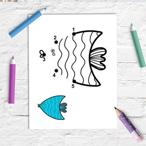 K&ouml;nnte beinhalten: Eine Punkte-Verbindungs-Aktivit&auml;t f&uuml;r Kinder mit einem blauen Fisch mit Wellenlinien. Die Zahlen 1 bis 5 sind neben schwarzen Punkten dargestellt. Ein fertiger blauer Fisch ist unten auf der Seite abgebildet.
