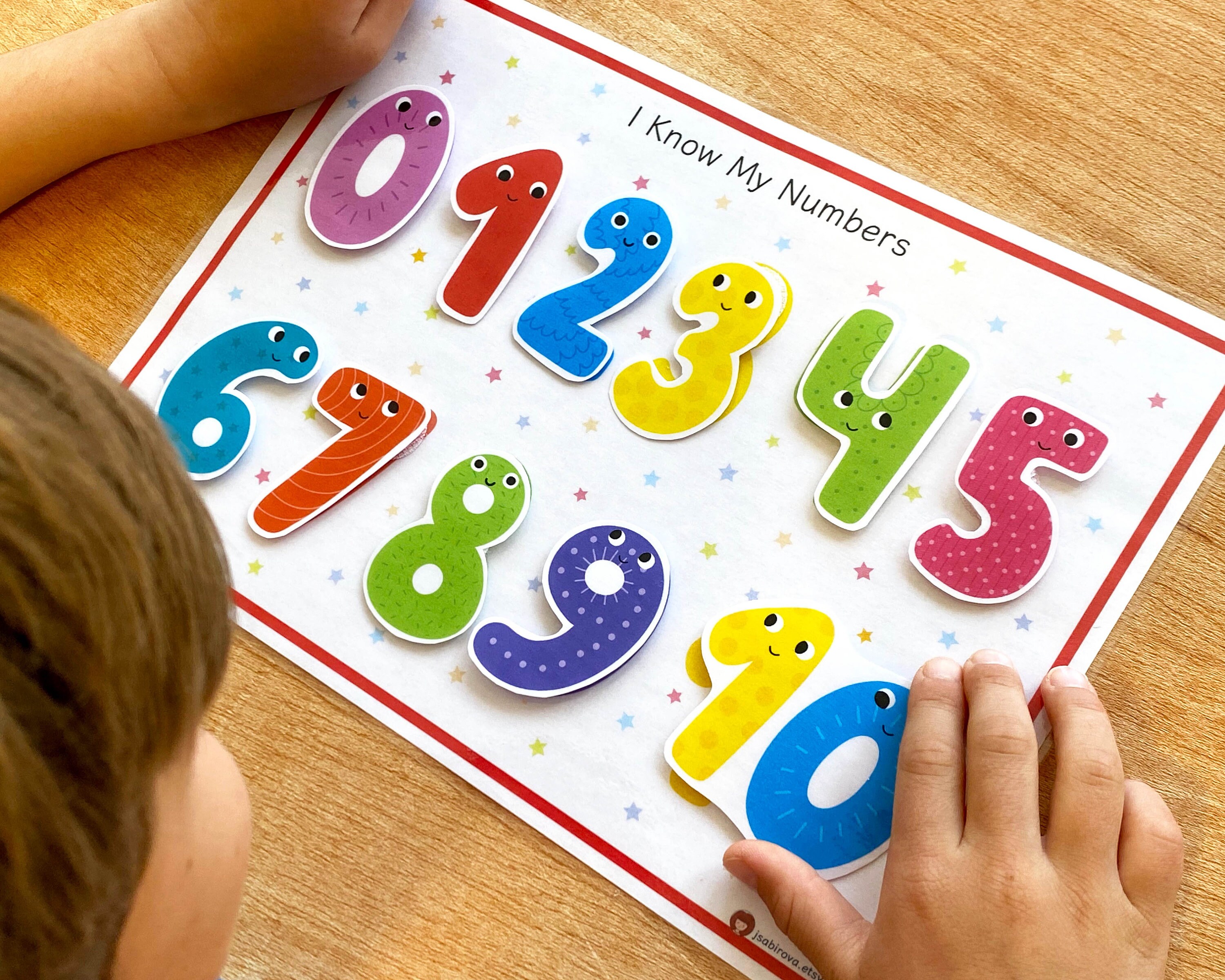 数字がいっぱいの本のページ、幼児向けの「I Know My Numbers 