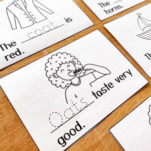 Może przedstawiać: Czarno-białe ilustracje płaszcza, łodzi, osoby jedzącej płatki owsiane i ciasta. Tekst "The coat is red." jest napisany na karcie w lewym g&oacute;rnym rogu. Tekst "The horns." jest napisany na karcie w prawym g&oacute;rnym rogu. Tekst "The long." jest napisany na karcie w prawym dolnym rogu. Tekst "Cats taste very good." jest napisany na karcie w lewym dolnym rogu.