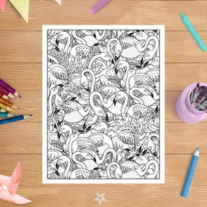 Op de afbeelding: Een zwart-witte kleurplaat met een patroon van veel flamingo's. De flamingo's zijn getekend in een grillige stijl met gedetailleerde veren en lange nek. De achtergrond is gevuld met bladeren en andere tropische planten.