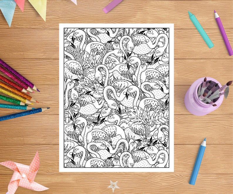 Op de afbeelding: Een zwart-witte kleurplaat met een patroon van veel flamingo's. De flamingo's zijn getekend in een grillige stijl met gedetailleerde veren en lange nek. De achtergrond is gevuld met bladeren en andere tropische planten.