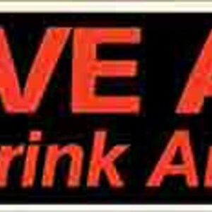 Könnte beinhalten: Roter und schwarzer Aufkleber mit dem Text "ARRIVE ALIVE Don't Drink And Drive".
