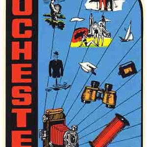 Könnte beinhalten: Ein Vintage-Reiseposter für Rochester, New York. Das Poster zeigt einen blauen Hintergrund mit einem roten und schwarzen vertikalen Banner, auf dem in großen Buchstaben "Rochester" steht. Das Poster zeigt auch verschiedene Illustrationen von Sehenswürdigkeiten und Aktivitäten in Rochester, darunter eine Kamera, ein Fernglas, eine Garnrolle, eine Studentenmütze, ein Mann im Anzug und eine Gruppe von Menschen am Strand.