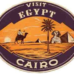 Może przedstawiać: Winietyczna naklejka podróżna z fioletowym tłem i białym obramowaniem. Naklejka przedstawia scenę zachodu słońca z wielbłądem, palmą, Wielkim Sfinksem i piramidami. Tekst "VISIT EGYPT CAIRO" jest nadrukowany na naklejce białym kolorem.