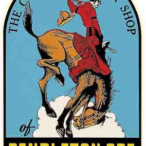 Puede incluir: Una ilustración de estilo vintage de un vaquero montando un caballo salvaje. La imagen está sobre un fondo azul con el texto "The Curio & Souvenir Shop of Pendleton, Ore. Hotel Pendleton Bldg."