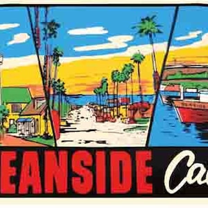Könnte beinhalten: Eine Vintage-Postkarte mit einer farbenfrohen Illustration von Oceanside, Kalifornien. Die Postkarte zeigt einen Leuchtturm, einen Hafen mit Booten und Palmen. Der Text "OCEANSIDE Calif." ist in roten und schwarzen Buchstaben gedruckt.