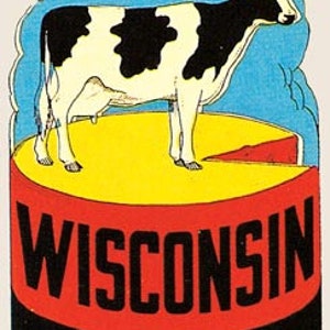 Puede incluir: Una vaca negra y blanca de pie sobre un círculo amarillo con la palabra "WISCONSIN" en letras rojas y el texto "AMERICA'S DAIRYLAND" en letras negras debajo.