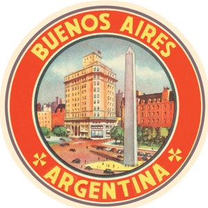 Può includere: Un adesivo circolare rosso, bianco e giallo con il testo "Buenos Aires Argentina" e una rappresentazione di un edificio alto e un obelisco alto al centro.