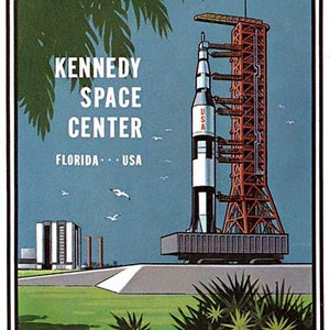 Op de afbeelding: Een vintage illustratie van een raket op een lanceerplatform in het Kennedy Space Center in Florida. De raket is rood, wit en blauw met de woorden "USA" aan de zijkant. Het lanceerplatform is rood en wit. De tekst "KENNEDY SPACE CENTER FLORIDA - USA" staat bovenaan de afbeelding.