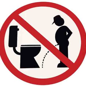 Pode incluir: Um círculo vermelho com uma linha diagonal que o atravessa. O círculo contém uma silhueta preta de um vaso sanitário e uma pessoa em pé ao lado, com um jato de líquido saindo da pessoa. A imagem é um sinal de advertência que indica que não é permitido urinar fora do vaso sanitário.