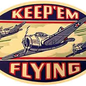 Könnte beinhalten: Ein ovaler Vintage-Aufkleber in den Farben Rot, Weiß und Blau. Der Aufkleber zeigt drei Flugzeuge, die in Formation fliegen, und den Text "KEEP'EM FLYING".