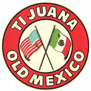 Puede incluir: Un círculo rojo con el texto "TI JUANA OLD MEXICO" en blanco. El círculo contiene dos banderas cruzadas, una bandera estadounidense y una bandera mexicana.