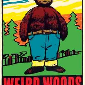 Puede incluir: Una ilustración de dibujos animados de un oso marrón con un sombrero de guardabosques y pantalones vaqueros azules. El oso está de pie en un entorno de bosque con árboles verdes y una puesta de sol amarilla y naranja en el fondo. El texto "Weird Woods Revelstoke, B.C." está impreso en letras rojas y amarillas en la parte inferior de la imagen.