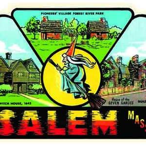 Könnte beinhalten: Eine Vintage-Postkarte mit einer farbenfrohen Illustration von Salem, Massachusetts. Die Postkarte zeigt eine Hexe, die auf einem Besen fliegt, das Alte Hexenhaus und das Haus der Sieben Giebel. Der Text auf der Postkarte lautet "Salem, Mass." und "Pioneers' Village Forest River Park".