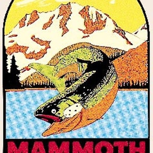 Puede incluir: Un cartel de viaje vintage con una combinación de colores amarillo, naranja y azul. El cartel presenta una cadena montañosa estilizada con el texto "HIGH SIERRA" encima. Debajo de la cadena montañosa, hay dos peces saltando fuera del agua. El texto "MAMMOTH LAKES CALIFORNIA" está en la parte inferior del cartel.