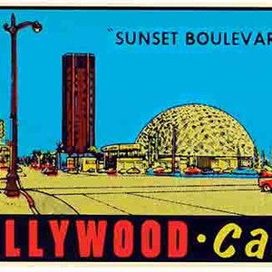 Puede incluir: Una postal vintage con una ilustración colorida de una ciudad con un gran edificio con cúpula, un edificio alto y el texto "SUNSET BOULEVARD" y "HOLLYWOOD. Calif."