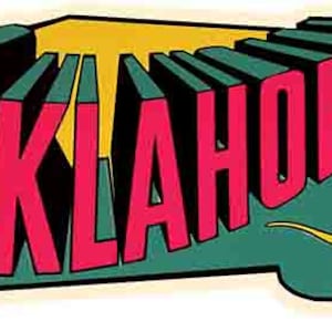 Puede incluir: Una ilustración de estilo vintage del estado de Oklahoma con la palabra "OKLAHOMA" en letras rojas y negritas sobre un fondo verde. La ilustración incluye un sol amarillo, una torre de perforación de petróleo verde y un toro marrón y blanco.