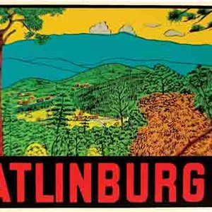Puede incluir: Un cartel de viaje vintage con fondo amarillo y cielo azul. El cartel presenta una vista panorámica de un bosque con montañas en el fondo. El texto "GATLINBURG Tenn." está impreso en rojo y negro en la parte inferior del cartel.