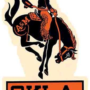 Könnte beinhalten: Eine Schwarzweißillustration eines Cowboys, der ein wildes Pferd reitet. Der Cowboy trägt einen Hut und hält ein Lasso in der Hand. Das Pferd bäumt sich auf seinen Hinterbeinen auf. Die Worte "A&M" sind an der Seite des Pferdes sichtbar. Die Worte "OKLA." sind in Schwarz auf einem orangefarbenen Rechteck gedruckt.