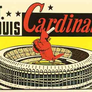 Può includere: Un'illustrazione vintage di un cardinale rosso che tiene una mazza da baseball davanti a uno stadio di baseball con il testo "ST. LOUIS Cardinals" sopra lo stadio.