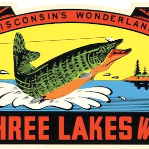 Puede incluir: Una pegatina de viaje vintage con un pez verde y naranja saltando fuera del agua. La pegatina tiene un fondo amarillo con el texto "Wisconsin's Wonderland" en una pancarta roja en la parte superior y "Three Lakes Wis." en texto rojo en la parte inferior.