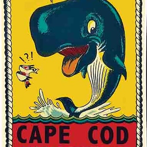 Può includere: Un poster vintage di viaggio con una balena di cartone animato su sfondo giallo e uno striscione rosso che recita "CAPE COD MASSACHUSETTS".