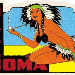 Puede incluir: Pegatina de viaje vintage con una mujer nativa americana con un tocado y sosteniendo una pipa. La pegatina es roja, blanca y azul con la palabra "OKLAHOMA" en letras negritas.
