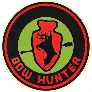 Könnte beinhalten: Ein runder Aufkleber in Rot, Schwarz und Grün mit den Worten "BOW HUNTER" in einem schwarzen Kreis um eine rote und schwarze Hirschsilhouette in einem grünen Kreis.