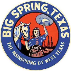Può includere: Un cartello circolare blu e bianco con il testo "Big Spring, Texas The Mainspring of West Texas" attorno al bordo. All'interno del cerchio c'è uno sfondo rosso con un cavallo bianco, una donna che tiene un cappello blu e delle torri di trivellazione petrolifera sullo sfondo.