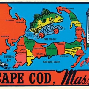 Può includere: Una mappa vintage di Cape Cod, Massachusetts, con un'illustrazione colorata di un pesce e un faro. La mappa mostra le città e i paesi del Capo, tra cui Provincetown, Truro, Wellfleet, Eastham, Orleans, Dennis, Brewster, Yarmouth, Chatham e Falmouth. La mappa è circondata da un bordo blu e ha il testo "Cape Cod, Mass." in basso.