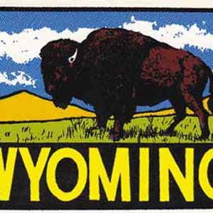 Estilo vintage dos anos 1950, Parque Nacional de Yellowstone, MT Wyoming, búfalo, bisonte, adesivo retrô de viagem, mapa do estado