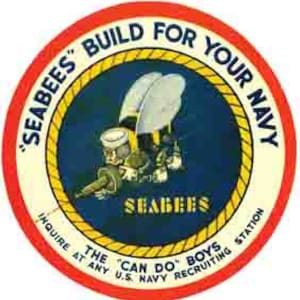 Op de afbeelding: Een vintage ronde sticker met een rode rand en een geel touwontwerp. Het midden heeft een blauwe achtergrond met een cartoon-bij die een matrozenhoed draagt en een geweer vasthoudt. De tekst luidt "SEABEES BUILD FOR YOUR NAVY" en "INQUIRE AT ANY U.S. NAVY RECRUITING STATION THE "CAN DO" BOYS"